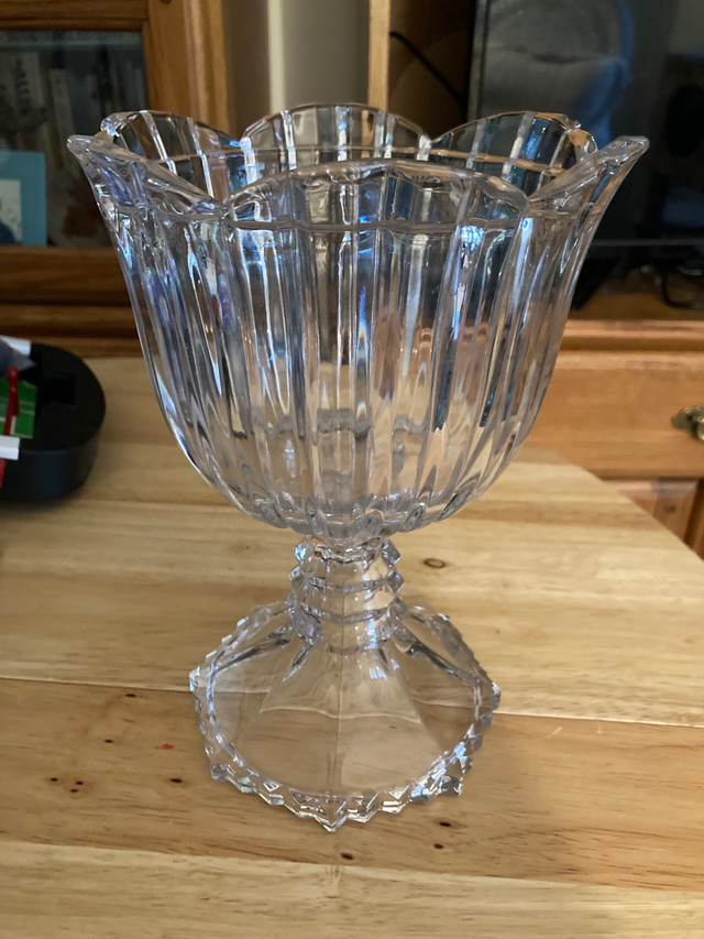 Fifth Avenue Crystal decorative dish vase centrepiece in Home Décor & Accents in Oshawa / Durham Region