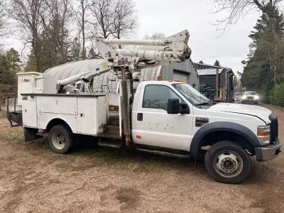 2008 Ford 550 123,000 miles 4 x 4 with Altec bucket, including a jib . Brand new Fird motor 30km on...