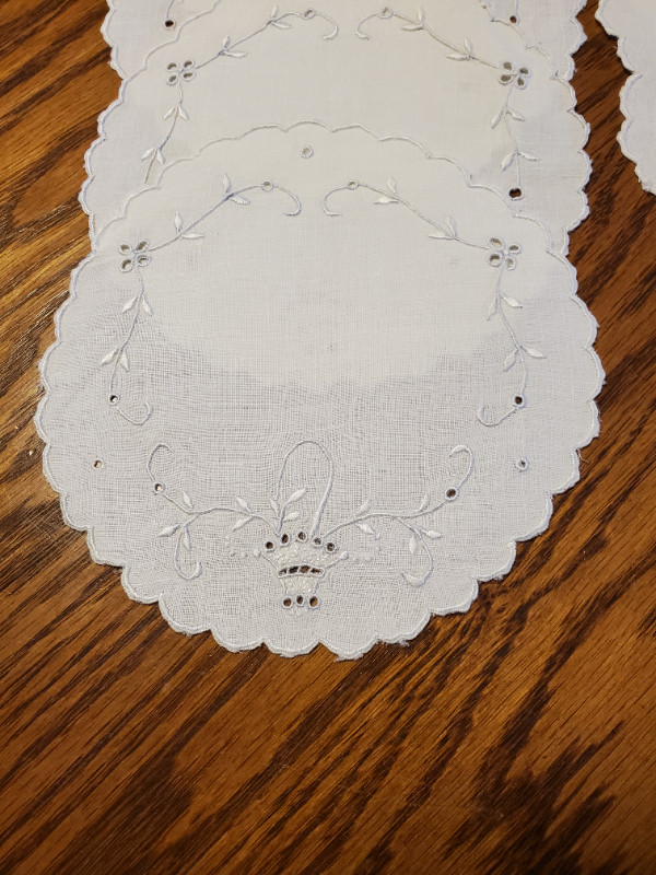 Vintage doilies in Home Décor & Accents in Calgary - Image 2