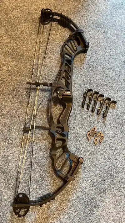 For Sale: Hoyt Invicta 37 Compound Target Bow This bow is a fast-shooting, hard-hitting machine! It...