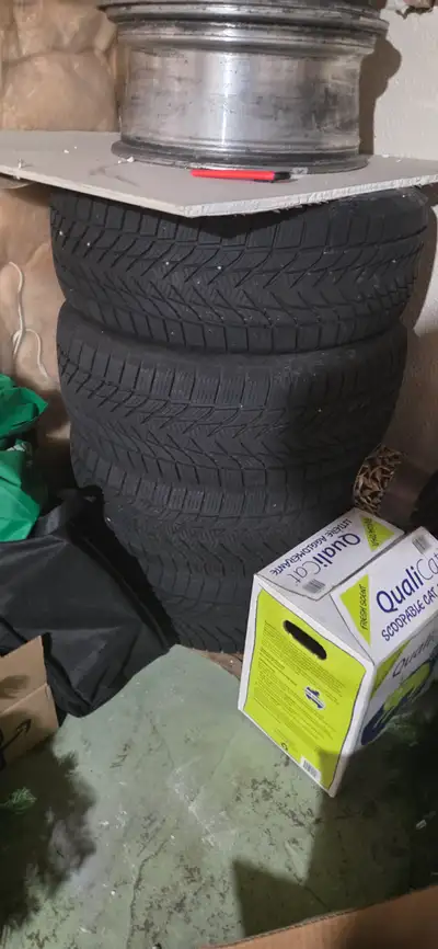 Selling a set of 225 55 r17 winter tires in almost new condition 90% tread Centara Vanti Winter used...