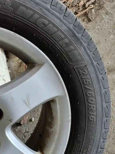 4 pneus été avec pneu de secours montés sur mags: allaient sur Toyota Camry 2003 Très peu usé. Légèr...