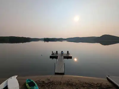Chalet climatisé de 2 chambre diectement sur le Grand lac Rond à Bouchette. Superbe vue, plage de sa...