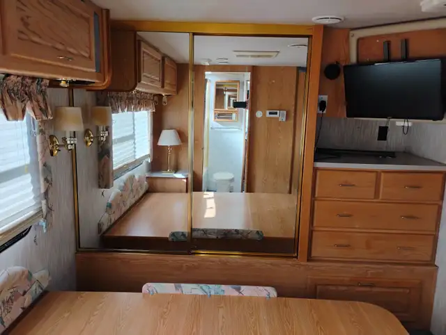 1995 Thor Residency Class A Gas 35’ Motorhome in RVs & Motorhomes in Charlottetown - Image 6