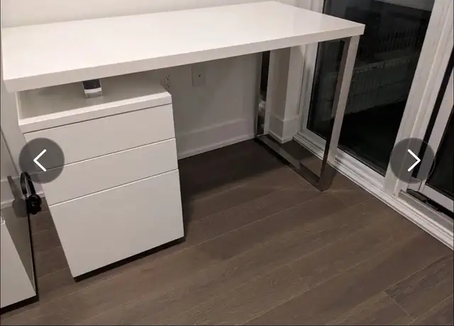 Desk - white Structube Manchester - used in Desks in Ottawa - Image 2
