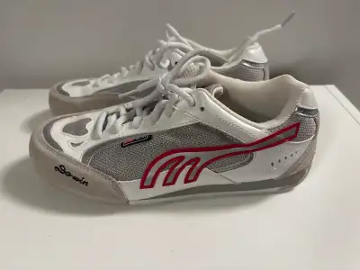 These Do-Win weightlifting shoes in US size 6 are in good, pre-owned condition and offer reliable su...