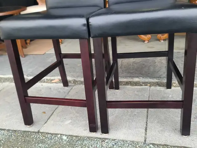 Set of 2 Black Faux Leather Counter Stools in Chairs & Recliners in Delta/Surrey/Langley - Image 5