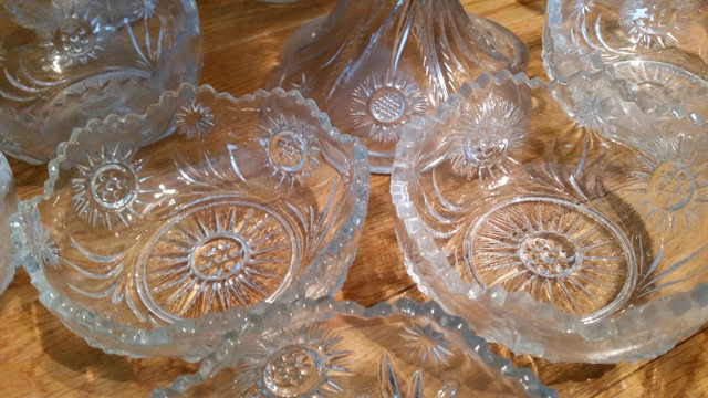 ANTIQUE PRESSED GLASS COMPOTE AND 12 BERRY BOWLS FROM 1908 in Arts & Collectibles in Regina - Image 3