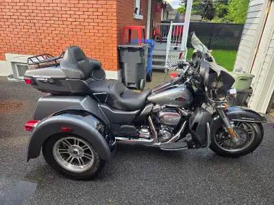 Très belle moto confortable pour énuméreration des options et renseignements 450-522-5101