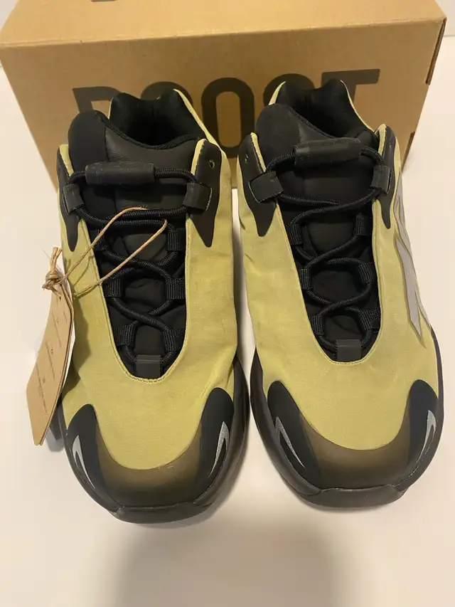 kids Yeezy 700 sneakers (NEW) in Kids & Youth in Oakville / Halton Region - Image 3