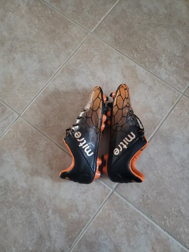 Youth soccer shoes - size 5 in Soccer in Ottawa - Image 4
