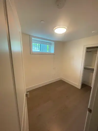 Built: January 2024 Area: ~ 800 sq ft Total Bedrooms in Suite: 3 Rooms available: 1 Bathroom: 1 full...