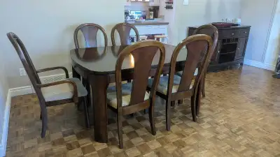 Table à dîner extensible et huit chaises, View more