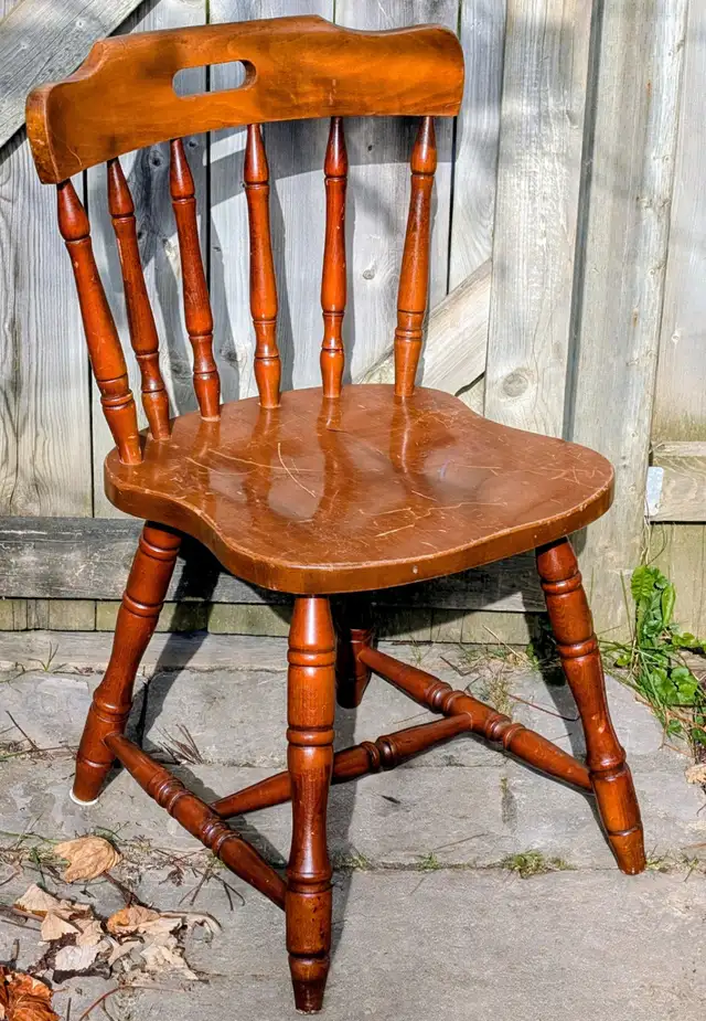 vintage wood Windsor chair w- spindle back & saddle-shaped seat in Chairs & Recliners in Stratford - Image 3