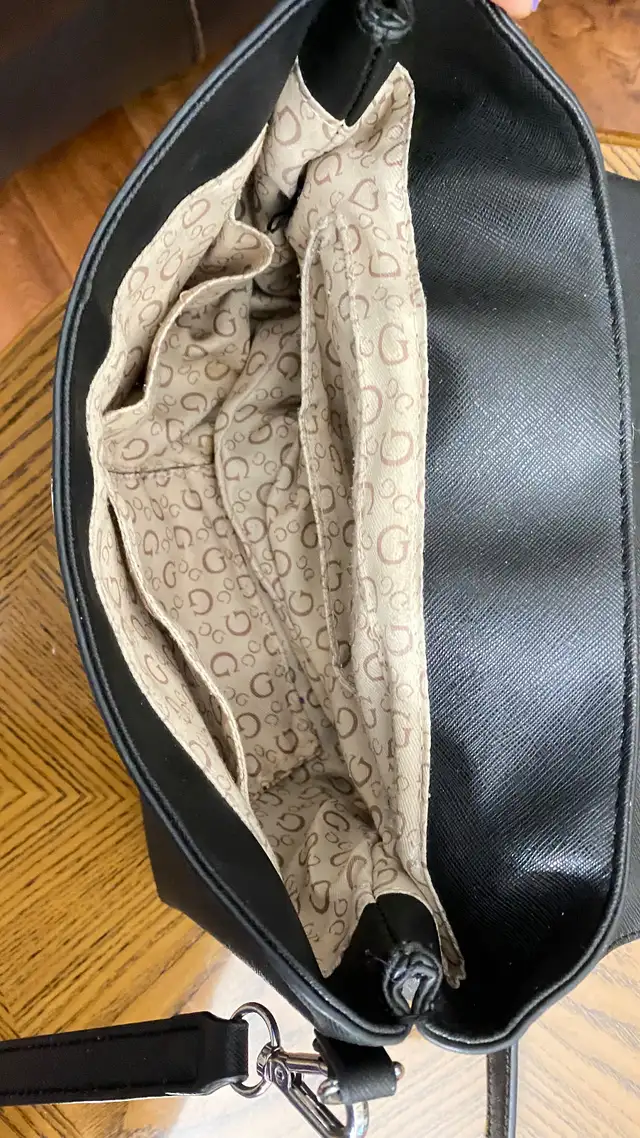 Guess Handbag , like new , stylish designer ! in Women's - Bags & Wallets in Kitchener / Waterloo - Image 4