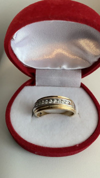 Beautiful Gold ring with diamonds