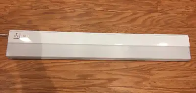 Luminaire mince de 33po 1/2 de longueur, profondeur 5 po , épaisseur 1 po 1/4 seulement, idéal pour...