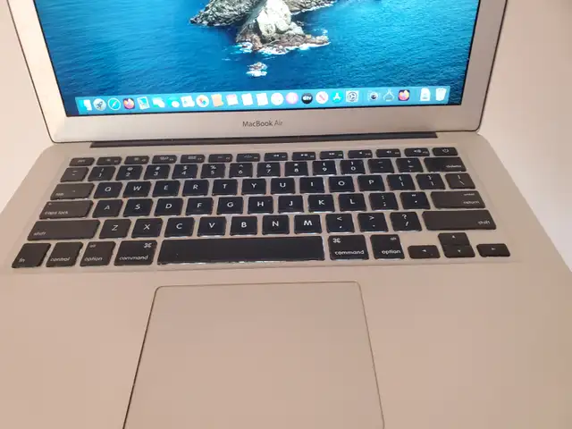 Apple Macbook Air 13 inches core i5 Mid 2011 in Laptops in City of Montréal - Image 2