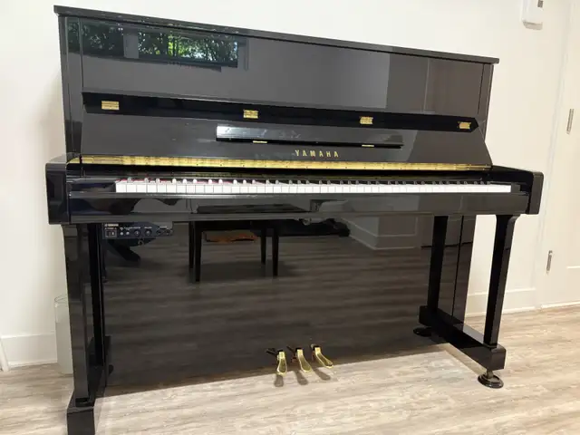Yamaha B3 SG2 Silent Upright Piano in Pianos & Keyboards in City of Montréal - Image 4