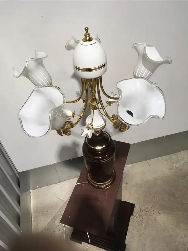 Mid Century White Italian Murano Glass Tulip Table Lamp - $280 in Indoor Lighting & Fans in City of Montréal - Image 6