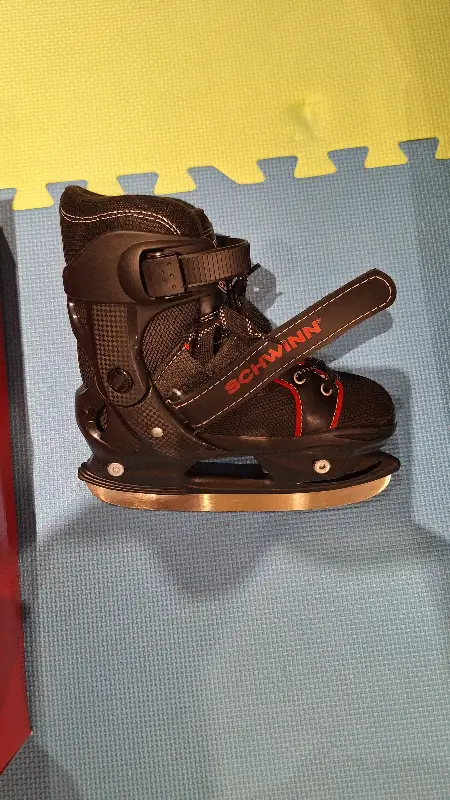 Adjustable ice skates Schwinn - kids in Skates & Blades in City of Montréal - Image 3
