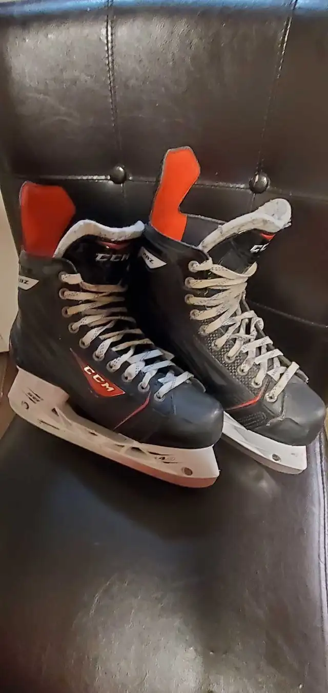 Mens CCM Skates  shoes size 9 skate size 7.5 in Skates & Blades in Barrie - Image 4