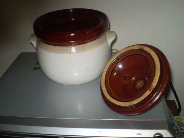 VINTAGE CERAMIC POTTERY ( Made In Taiwan ) WITH LID in Arts & Collectibles in Thunder Bay - Image 2