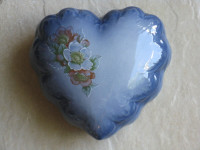 Contenant décoratif en forme de cœur (poterie).. bijoux ou autre