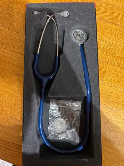 This high-quality Littmann stethoscope version 3 is in like-new condition, having been carefully kep...