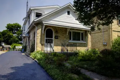 2 SPACIOUS BEDROOMS NEWLY RENOVATED CENTRAL AIR FULL LAUNDRY 2 PARKING SPOTS BACK YARD BACK ON TO TH...