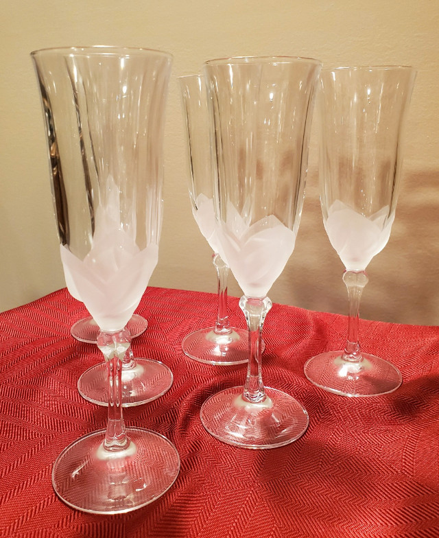 Vintage Tulip Frosted Crystal Champagne Glasses. dans Art et objets de collection  à Ville d’Halifax - Image 2