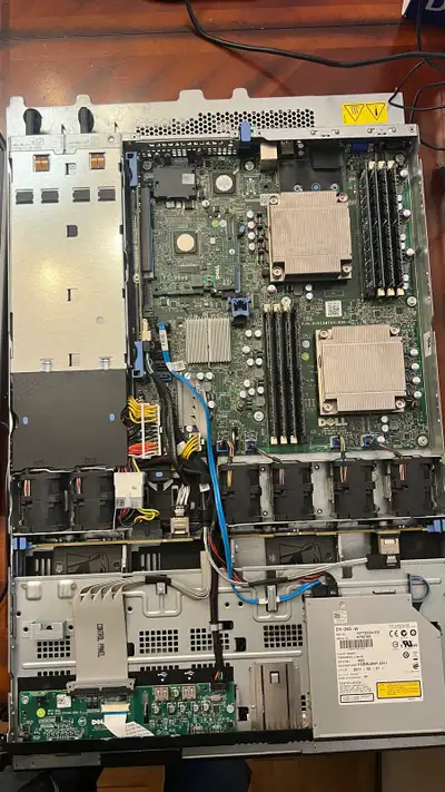 This is a used Dell PowerEdge R410 server, equipped with 32GB of RAM but comes with small-capacity s...