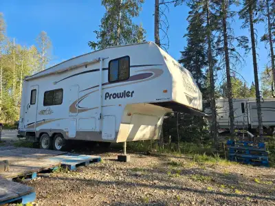 2005 Prowler 245RK 5th Wheel Awesome rear kitchen layout 1 slide Sleeps 5 Length: 28' Height: 11'8"...