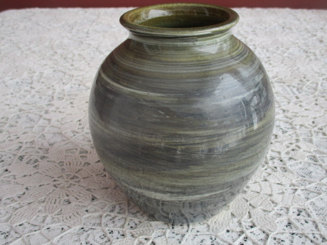 Unique Pottery Vase by B Barry in Arts & Collectibles in New Glasgow - Image 3