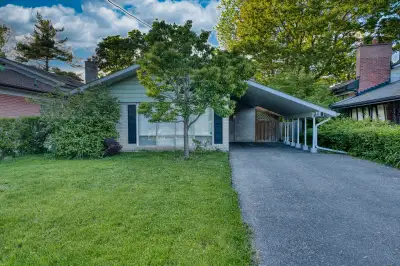 Private sale by owner: No agents please Stunning 3 + 1 Bedroom Backsplit Detached House In Desirable...