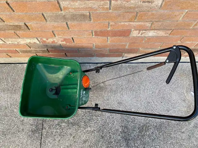 Scott’s turf builder seed spreader  in Outdoor Tools & Storage in Windsor Region - Image 3