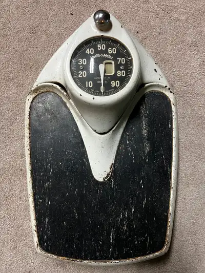 Antique Bathroom Scale (5463) By Health-o-Meter, Chicago 300 pounds Scale is quite heavy $30