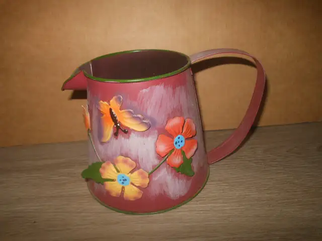metal watering can with decor in Plants, Fertilizer & Soil in City of Montréal - Image 3