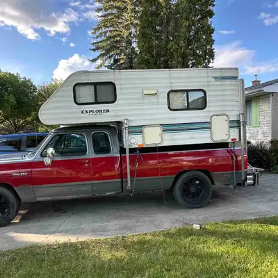 This is a 1997 Classic EXP76C truck camper Propane or electric Fridge with small freezer 3 burner st...