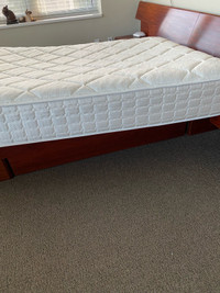 Queen size mattress - Serta Perfect Sleeper - like new