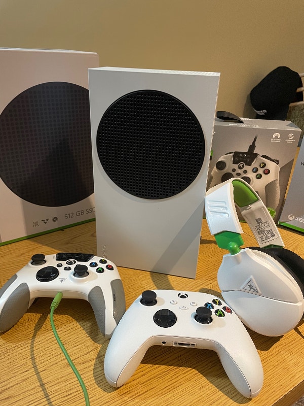 Xbox series s comes with headset & 2 controllers XBOX One