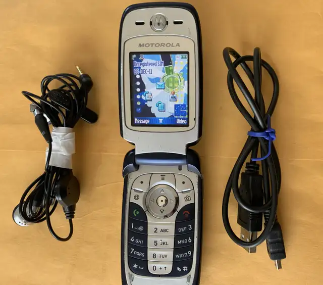 Motorola V360 Original GSM Flip Mobile Phone-Bluetooth-Unlocked in Cell Phones in City of Toronto - Image 6
