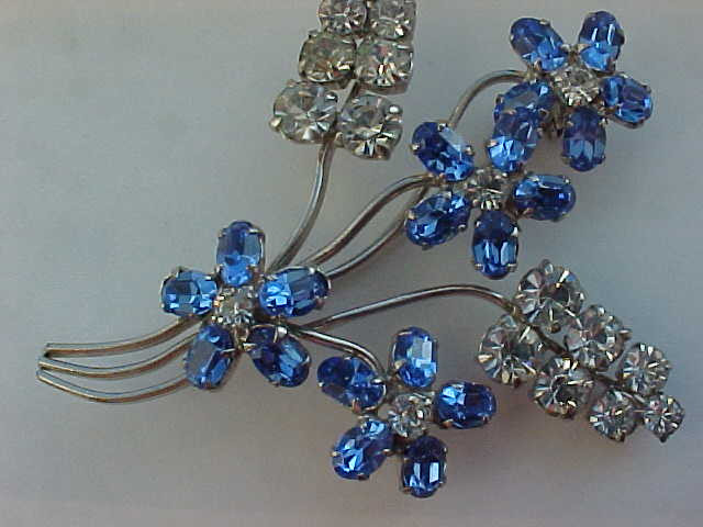 BROOCH AND EARINGS SET in Jewellery & Watches in Calgary - Image 3