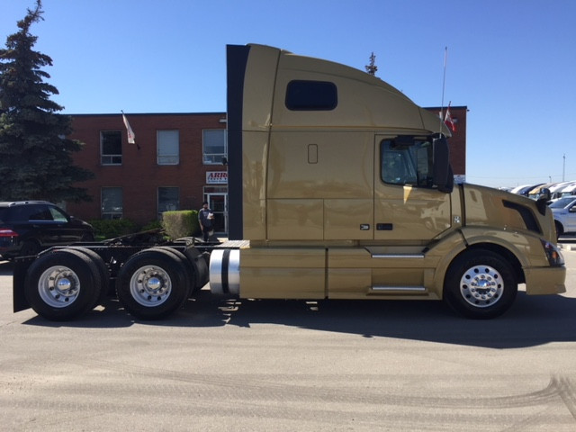 2015 Volvo highway truck for Sale in Heavy Trucks in Mississauga / Peel Region - Image 3