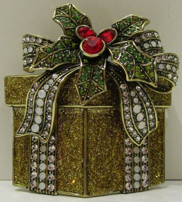 NEW IN BOX, HEIDI DAUS "PRETTY PACKAGE" CRYSTAL XMAS PIN in Arts & Collectibles in Hamilton - Image 4