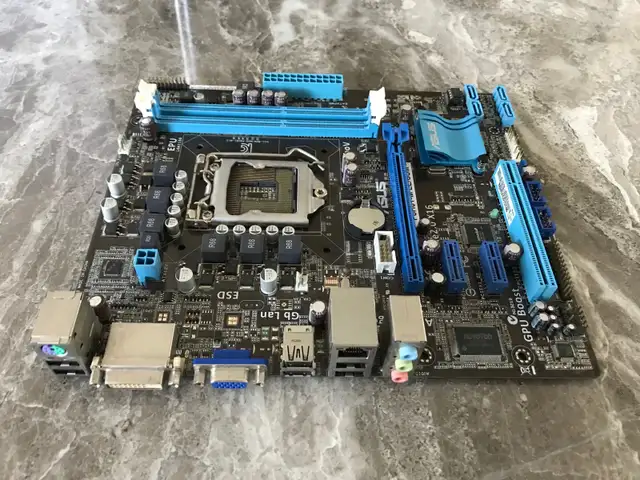 ASUS P8H61-M LE/CSM LGA 1155 Intel H61 Micro ATX Motherboard in System Components in City of Montréal - Image 4