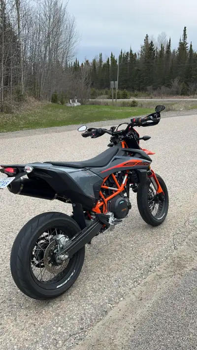 2021 KTM smc r 690 $9000 Aftermarket parts Rottweiler mirrors Arrow exhuast 3400km Located 2 hours e...