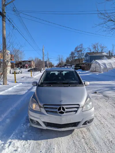 Je vends ma Mercedes B200, pour acheter un véhicule plus grand. Je la vends tel-quel, puisque c'est...
