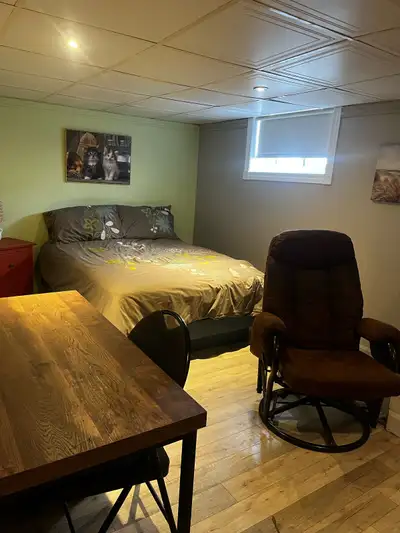 Cette chambre confortable et entièrement équipée est idéale pour les travailleurs de la construction...