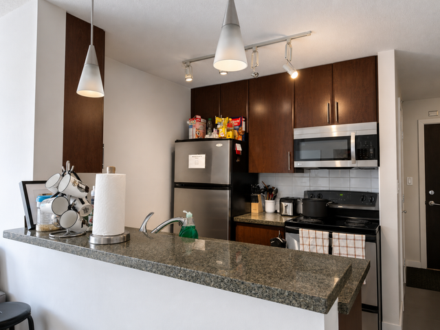 FURNISHED PRIVATE ROOM FOR RENT DOWNTOWN VANCOUVER FOR NEWCOMERS in Room Rentals & Roommates in Vancouver - Image 5